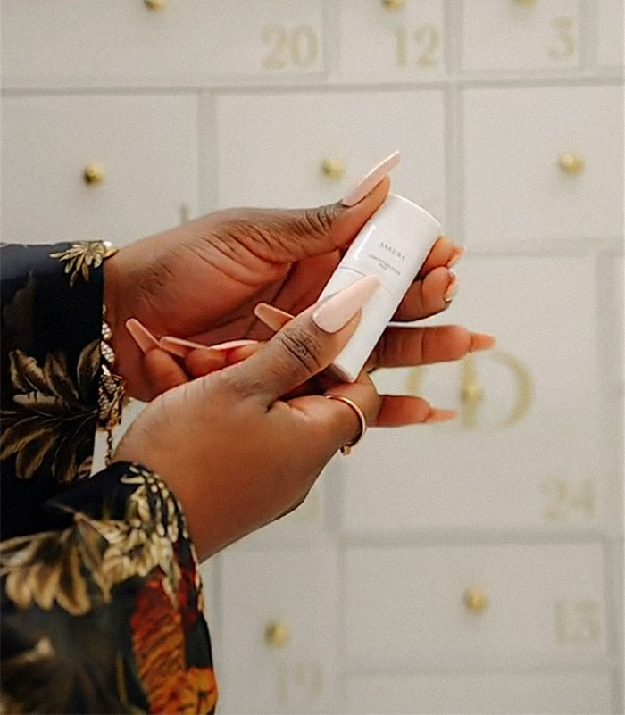 "Day 24 Should Have Been A Full Refund!": The Internet Slams Dior After Woman Shows What's Inside Their $3,500 Advent Calendar "Day 24 Should Have Been A Full Refund!": The Internet Slams Dior After Woman Shows What's Inside Their $3,500 Advent Calendar