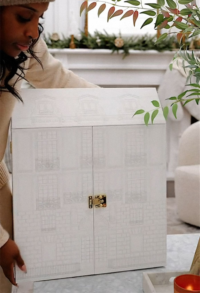 "Day 24 Should Have Been A Full Refund!": The Internet Slams Dior After Woman Shows What's Inside Their $3,500 Advent Calendar "Day 24 Should Have Been A Full Refund!": The Internet Slams Dior After Woman Shows What's Inside Their $3,500 Advent Calendar