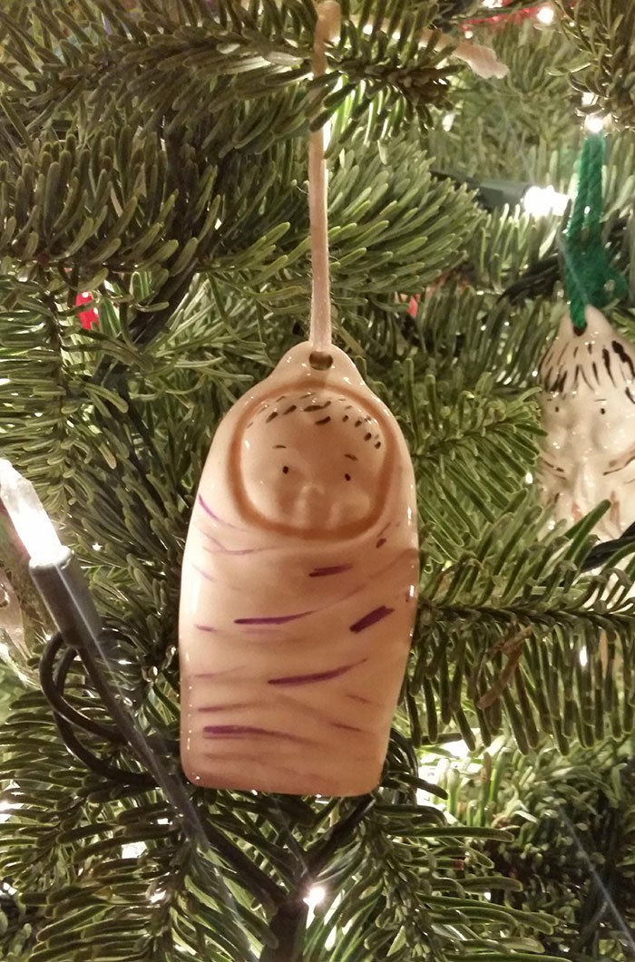 Me quedé allí, mirando, preguntándome por qué mi religiosa suegra tenía un adorno de árbol de Navidad con un dedo cortado. Tras una inspección más cercana...