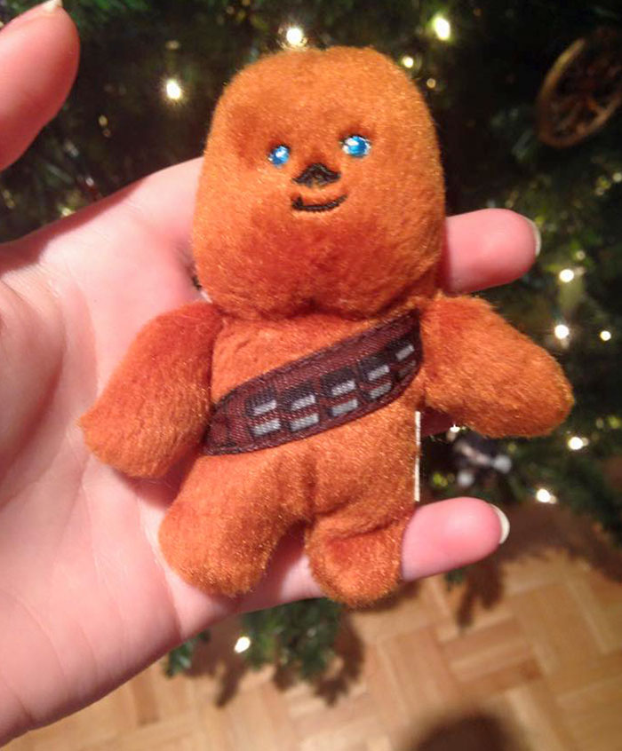 Llevamos años poniendo este pequeño Chewbacca en el árbol de Navidad y nunca supe por qué... Acabo de descubrir que mi madre cree que es una figurita de pan de jengibre