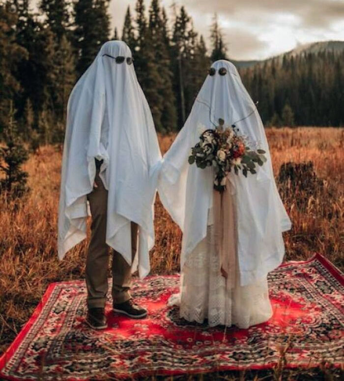 Nos casamos este fin de semana y nos sacamos fotos como fantasmas 