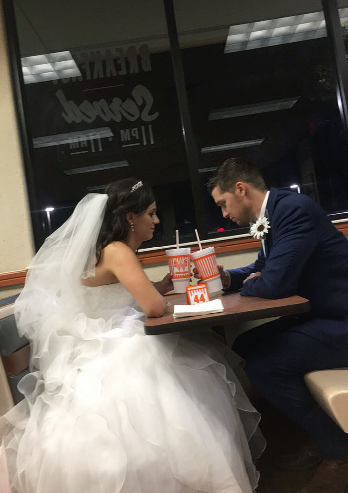  Los recién casados terminan su noche en un lugar de comida rápida 