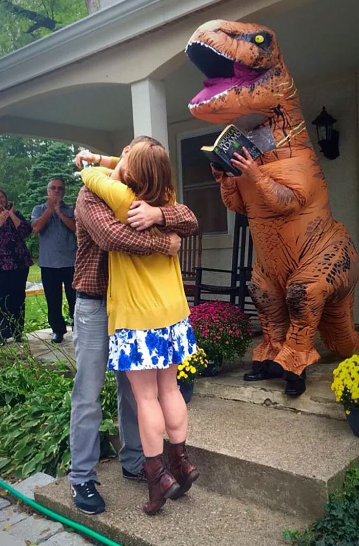 Hoy fui a la mejor boda del mundo. Estuvo oficiada por un dinosaurio con la “Guía del autoestopista galáctico”