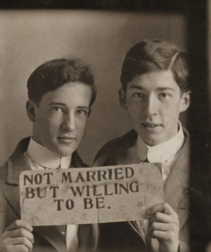 Dos jóvenes sostienen un cartel preimpreso en el que proclaman su unión y su voluntad de casarse legalmente, alrededor de 1900