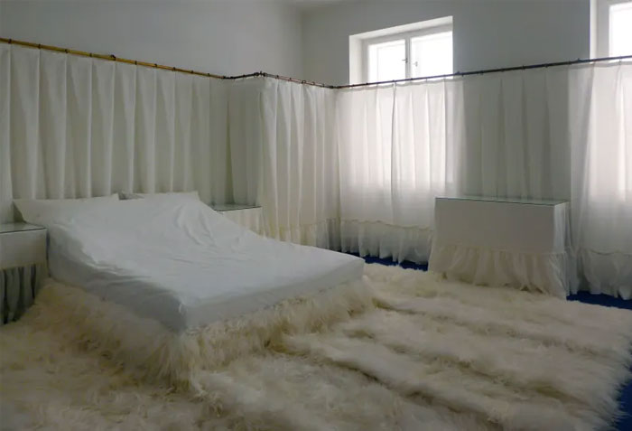 Mi dormitorio blanco será tan reconfortante... si consigo que mis 16 gatos persas blancos no muden el pelo.