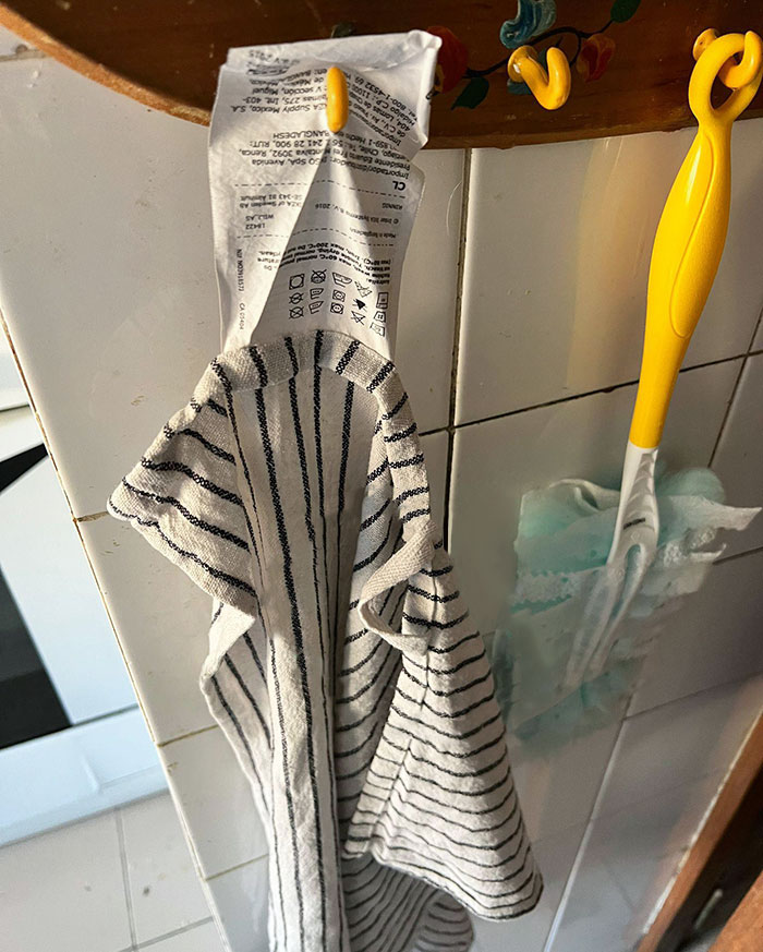 I Came To The Kitchen To Find Out That My Boyfriend, Hung The Towel Like This