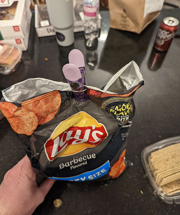 Le he dicho a mi hijo que se asegure de usar un clip para cerrar la bolsa de patatas fritas cuando termine