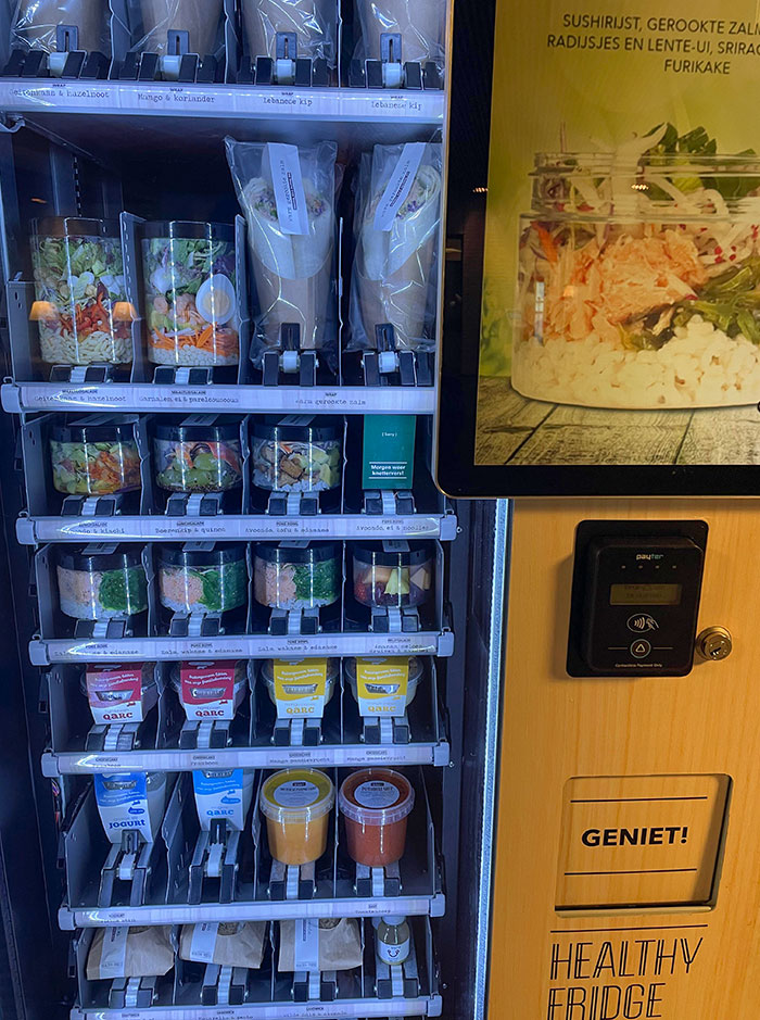 Esta máquina expendedora del hospital vende comida sana y económica 