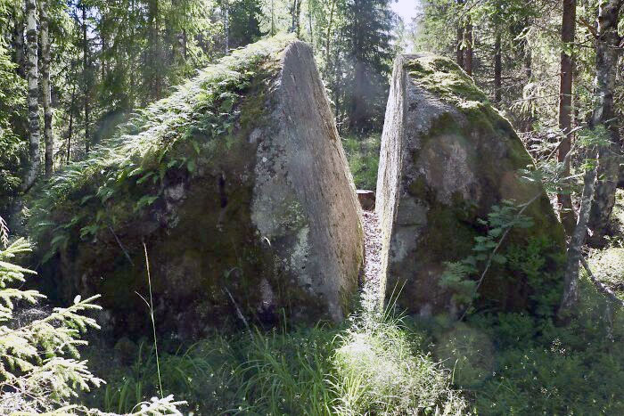 Roca con un corte limpio en un bosque sueco