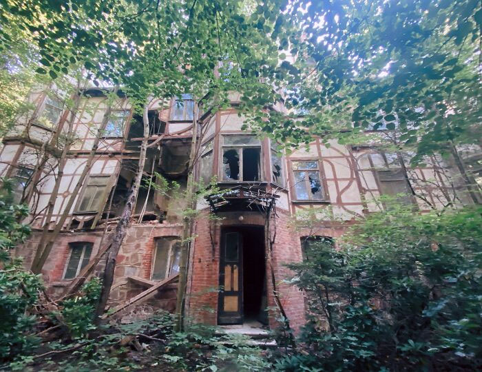 Hallé un enorme sanatorio abandonado en un bosque alemán