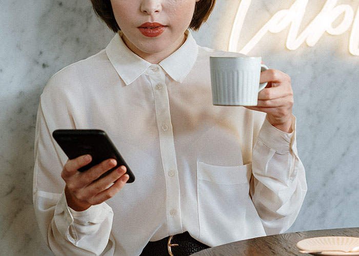 Manager Tells Waitress To Leave The New Girl Alone Or She'll Lose Her Tips While She Just Sits On Their Phones, Regrets It When Things Get Out Of Hand Manager Tells Waitress To Leave The New Girl Alone Or She'll Lose Her Tips While She Just Sits On Their Phones, Regrets It When Things Get Out Of Hand