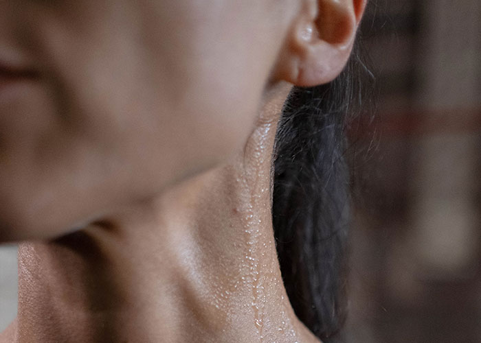 Manager Tells Waitress To Leave The New Girl Alone Or She'll Lose Her Tips While She Just Sits On Their Phones, Regrets It When Things Get Out Of Hand Manager Tells Waitress To Leave The New Girl Alone Or She'll Lose Her Tips While She Just Sits On Their Phones, Regrets It When Things Get Out Of Hand