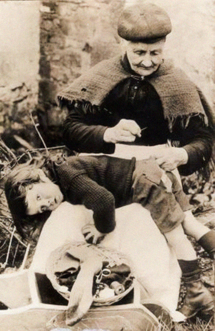 Abuela remendando el único pantalón de su nieto, 1907