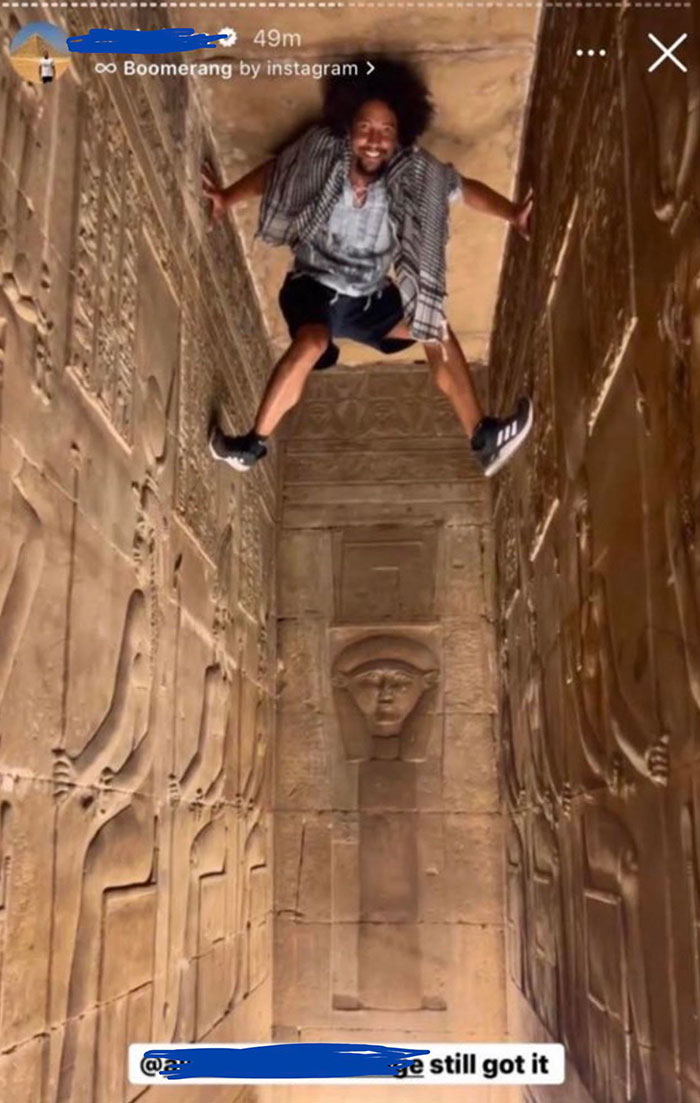 Los turistas que escalan monumentos del Antiguo Egipto…