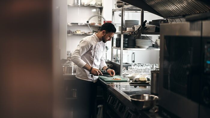 30 Restaurant Red Flags That Chefs Say You Shouldn't Ignore
