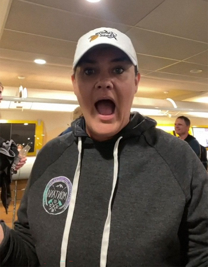 13 Random Strangers Rented A Van Together To Go On A Road Trip After Their Flight Got Canceled And Here's How It Went 13 Random Strangers Rented A Van Together To Go On A Road Trip After Their Flight Got Canceled And Here's How It Went