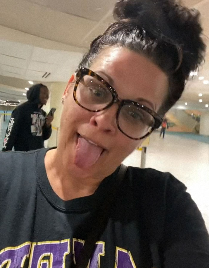 13 Random Strangers Rented A Van Together To Go On A Road Trip After Their Flight Got Canceled And Here's How It Went 13 Random Strangers Rented A Van Together To Go On A Road Trip After Their Flight Got Canceled And Here's How It Went