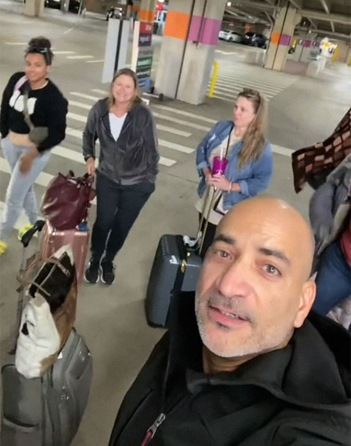 13 Random Strangers Rented A Van Together To Go On A Road Trip After Their Flight Got Canceled And Here's How It Went 13 Random Strangers Rented A Van Together To Go On A Road Trip After Their Flight Got Canceled And Here's How It Went