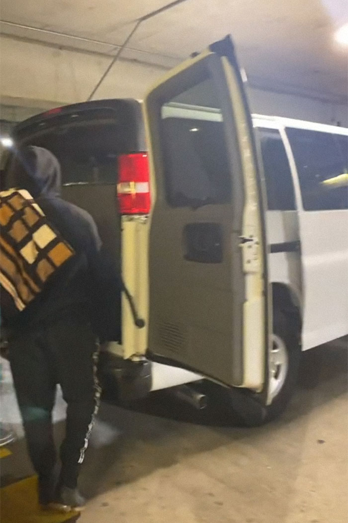 13 Random Strangers Rented A Van Together To Go On A Road Trip After Their Flight Got Canceled And Here's How It Went 13 Random Strangers Rented A Van Together To Go On A Road Trip After Their Flight Got Canceled And Here's How It Went