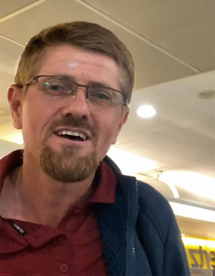 13 Random Strangers Rented A Van Together To Go On A Road Trip After Their Flight Got Canceled And Here's How It Went 13 Random Strangers Rented A Van Together To Go On A Road Trip After Their Flight Got Canceled And Here's How It Went