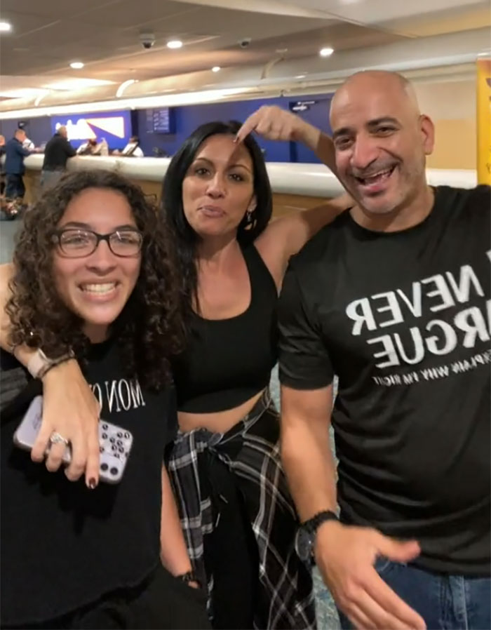 13 Random Strangers Rented A Van Together To Go On A Road Trip After Their Flight Got Canceled And Here's How It Went 13 Random Strangers Rented A Van Together To Go On A Road Trip After Their Flight Got Canceled And Here's How It Went