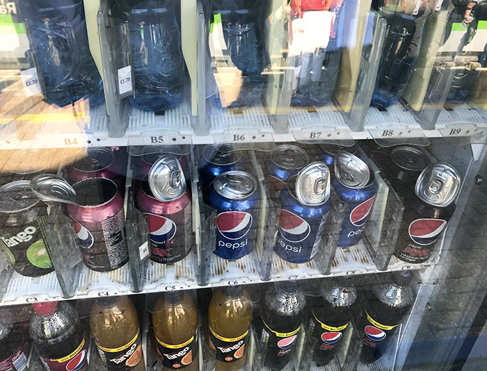 La ola de calor en Gran Bretaña hizo explotar estas latas dentro de la máquina de vending