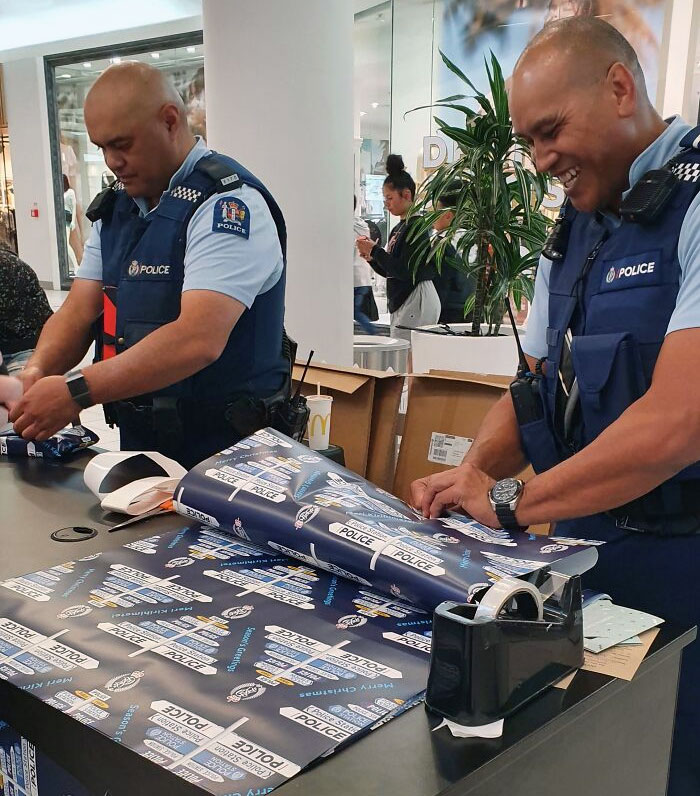 En Nueva Zelanda, la policía ofrece este año envolver regalos gratis por Navidad
