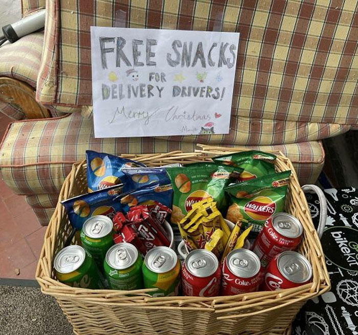 My Family (Me And My Dad) Have This Thing We Do Every Year Where We Put Out Snacks For Delivery Drivers At Christmas, And It’s So Wholesome Seeing Their Reactions
