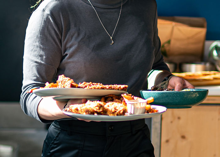 Restaurant Employee Alters Uniform To Comply With The Dress Code And Teach Her Misogynistic Manager A Lesson Restaurant Employee Alters Uniform To Comply With The Dress Code And Teach Her Misogynistic Manager A Lesson