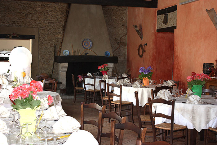 Waitress Loses Her Well-Tipping Table After Absolutely Insisting She Needs To Do Her Makeup For 15 Minutes Waitress Loses Her Well-Tipping Table After Absolutely Insisting She Needs To Do Her Makeup For 15 Minutes