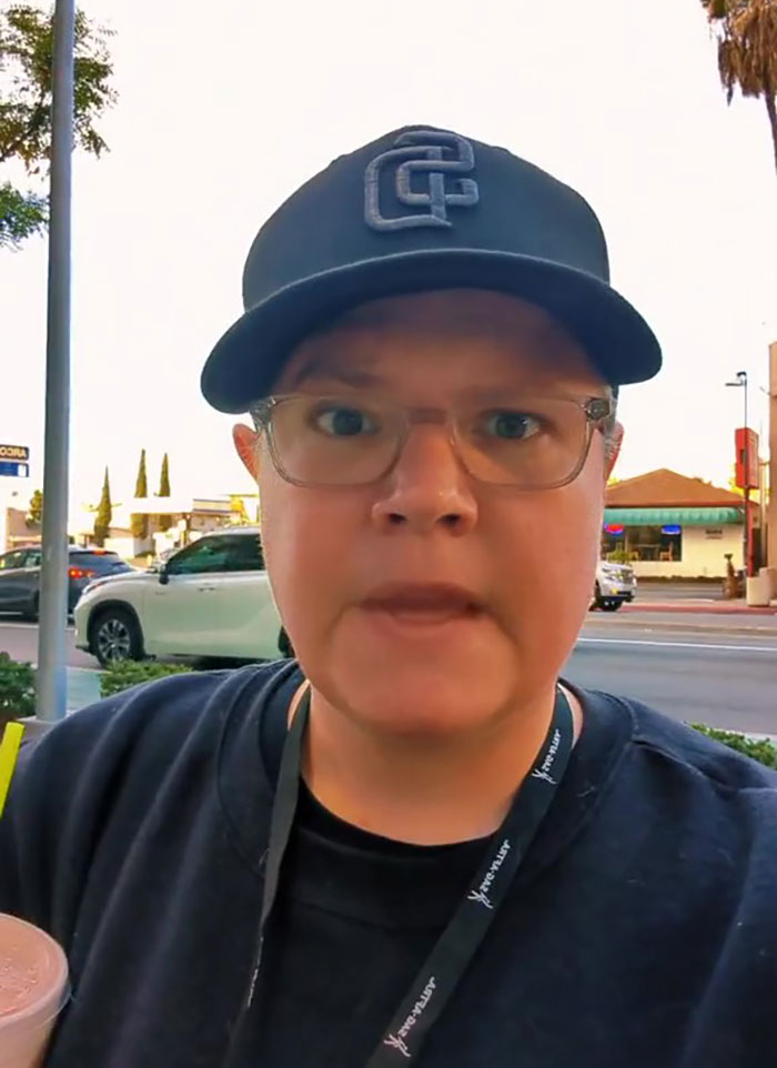 Discussion Online Ensues After Woman Shares How She Was 'Creeped Out' Visiting This Bank With No Staff And A Video Chat Option Discussion Online Ensues After Woman Shares How She Was 'Creeped Out' Visiting This Bank With No Staff And A Video Chat Option