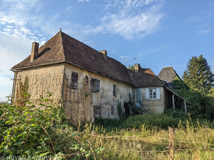 A Story Of Tragedy And Loss: I Explored An Abandoned House Belonging To A Family That Got In A Car Accident In The 1980s (20 Pics)