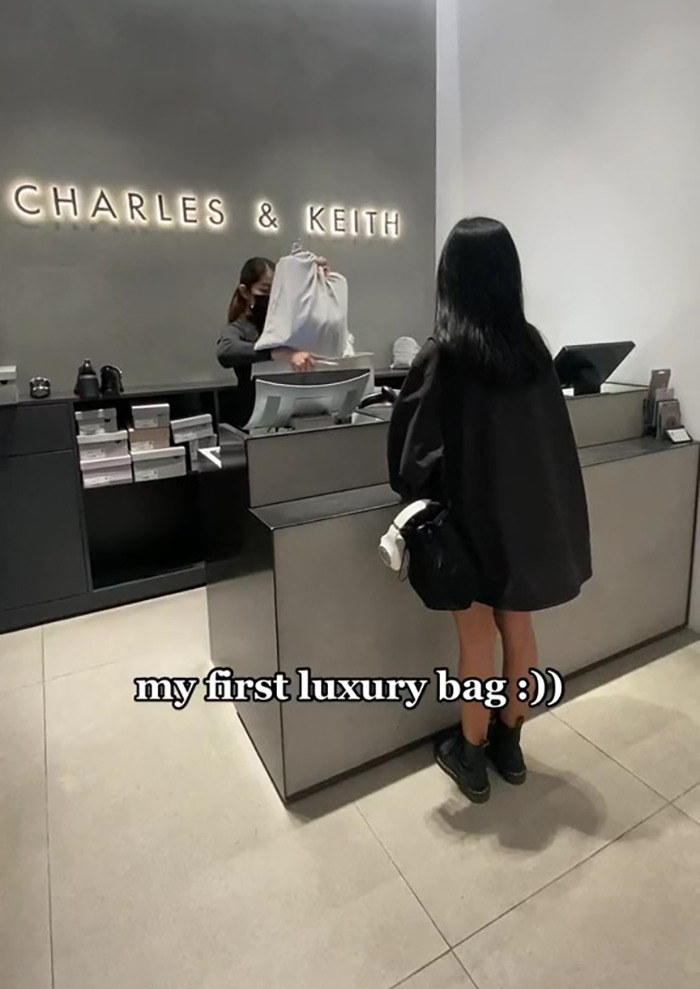 17 Y.O. Who Gets Mocked For Calling Her $80 Bag “Luxury” Is Invited To The Headquarters Of The Brand After Clapping Back At Haters 17 Y.O. Who Gets Mocked For Calling Her $80 Bag “Luxury” Is Invited To The Headquarters Of The Brand After Clapping Back At Haters