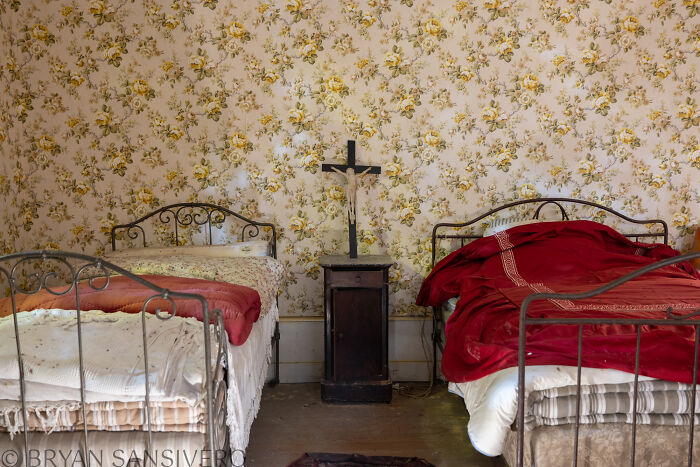 A Story Of Tragedy And Loss: I Explored An Abandoned House Belonging To A Family That Got In A Car Accident In The 1980s (20 Pics) A Story Of Tragedy And Loss: I Explored An Abandoned House Belonging To A Family That Got In A Car Accident In The 1980s (20 Pics)