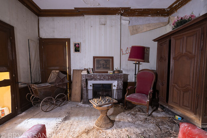 A Tale of Tragedy and Loss: I Explore an Abandoned House Belonging to a Family Who Met a Car Accident in the 1980s (20 Photos)