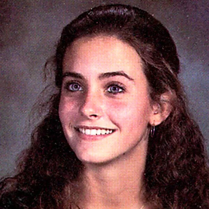 Picture of Courteney Cox in yearbook
