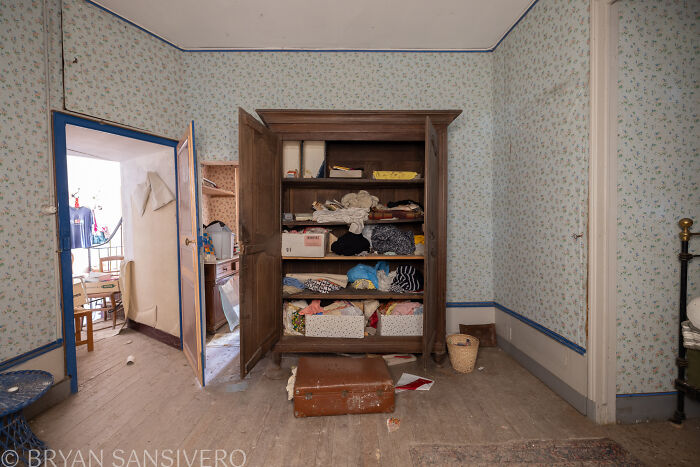 A Story Of Tragedy And Loss: I Explored An Abandoned House Belonging To A Family That Got In A Car Accident In The 1980s (20 Pics) A Story Of Tragedy And Loss: I Explored An Abandoned House Belonging To A Family That Got In A Car Accident In The 1980s (20 Pics)