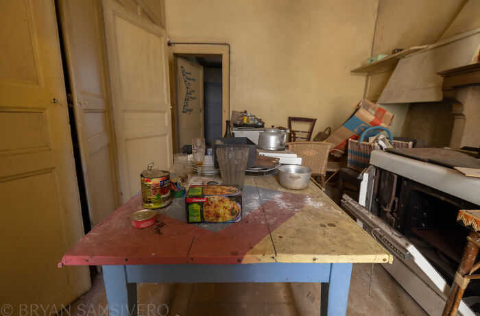 A Story Of Tragedy And Loss: I Explored An Abandoned House Belonging To A Family That Got In A Car Accident In The 1980s (20 Pics) A Story Of Tragedy And Loss: I Explored An Abandoned House Belonging To A Family That Got In A Car Accident In The 1980s (20 Pics)