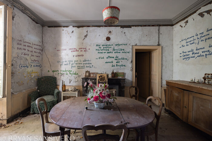 A Story Of Tragedy And Loss: I Explored An Abandoned House Belonging To A Family That Got In A Car Accident In The 1980s (20 Pics) A Story Of Tragedy And Loss: I Explored An Abandoned House Belonging To A Family That Got In A Car Accident In The 1980s (20 Pics)