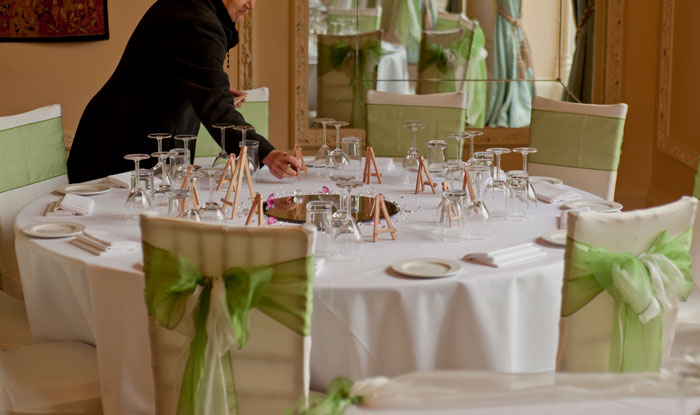 Waitress Loses Her Well-Tipping Table After Absolutely Insisting She Needs To Do Her Makeup For 15 Minutes Waitress Loses Her Well-Tipping Table After Absolutely Insisting She Needs To Do Her Makeup For 15 Minutes