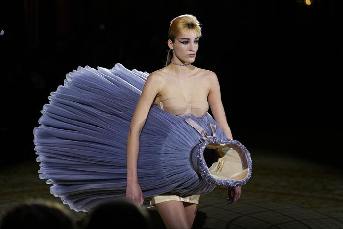 These Dresses At Paris Haute Couture Week Look Like A Glitch In The Matrix And People Don’t Know How To React These Dresses At Paris Haute Couture Week Look Like A Glitch In The Matrix And People Don’t Know How To React