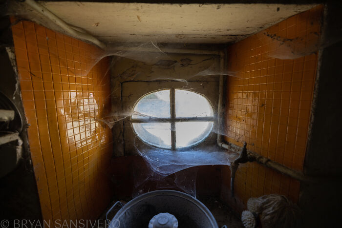 A Story Of Tragedy And Loss: I Explored An Abandoned House Belonging To A Family That Got In A Car Accident In The 1980s (20 Pics) A Story Of Tragedy And Loss: I Explored An Abandoned House Belonging To A Family That Got In A Car Accident In The 1980s (20 Pics)