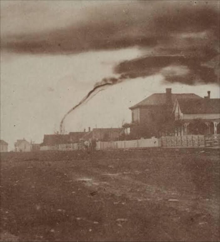 La primera foto conocida de un tornado. Tomada por A.A. Adams en Kansas, 1884