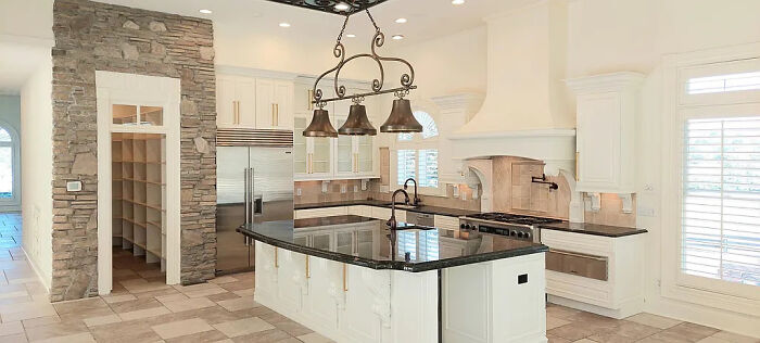 Honest Listing On Zillow Of A Property In Flames, Shared By This Landlord, Got Bought By A British Family Honest Listing On Zillow Of A Property In Flames, Shared By This Landlord, Got Bought By A British Family