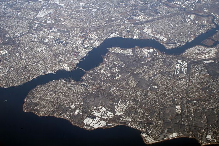 River dividing New York city into two parts 