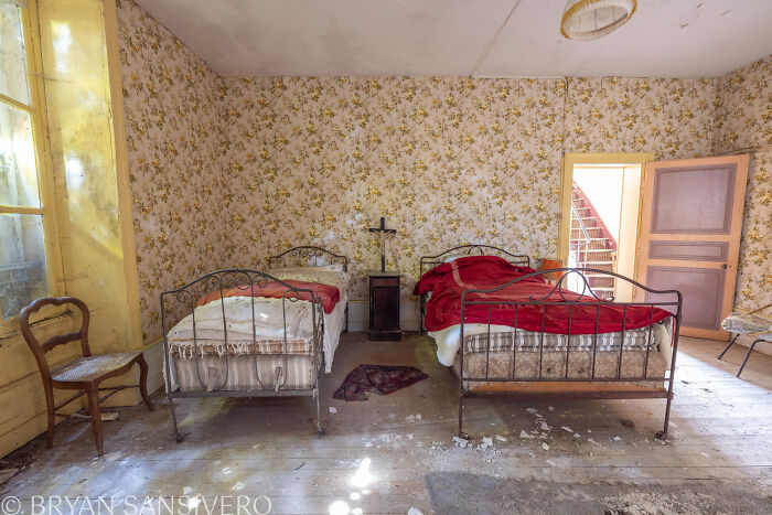 A Tale of Tragedy and Loss: I Explore an Abandoned House Belonging to a Family Who Met a Car Accident in the 1980s (20 Photos)