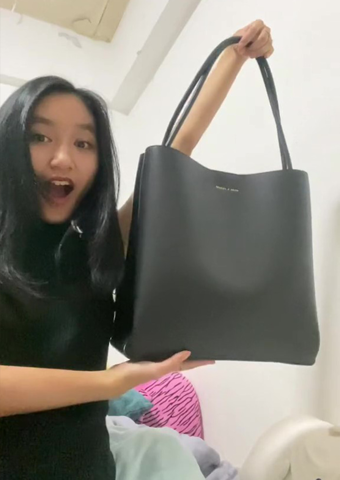 17 Y.O. Who Gets Mocked For Calling Her $80 Bag “Luxury” Is Invited To The Headquarters Of The Brand After Clapping Back At Haters 17 Y.O. Who Gets Mocked For Calling Her $80 Bag “Luxury” Is Invited To The Headquarters Of The Brand After Clapping Back At Haters
