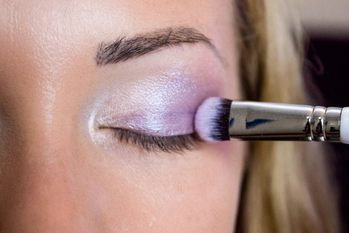 Waitress Loses Her Well-Tipping Table After Absolutely Insisting She Needs To Do Her Makeup For 15 Minutes Waitress Loses Her Well-Tipping Table After Absolutely Insisting She Needs To Do Her Makeup For 15 Minutes