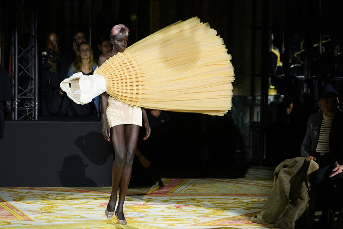 These Dresses At Paris Haute Couture Week Look Like A Glitch In The Matrix And People Don’t Know How To React These Dresses At Paris Haute Couture Week Look Like A Glitch In The Matrix And People Don’t Know How To React