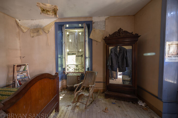 A Story Of Tragedy And Loss: I Explored An Abandoned House Belonging To A Family That Got In A Car Accident In The 1980s (20 Pics)
